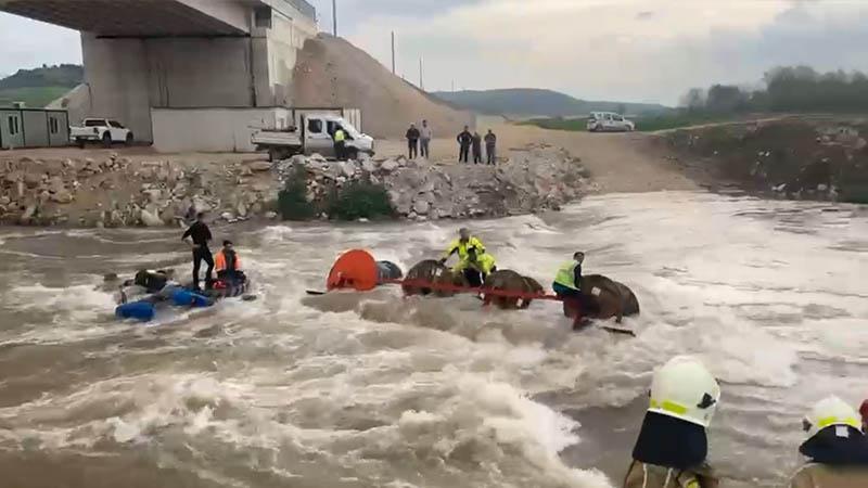İnegöl’de Korku Dolu Anlar: Derede Mahsur Kalan İşçiler Kurtarıldı