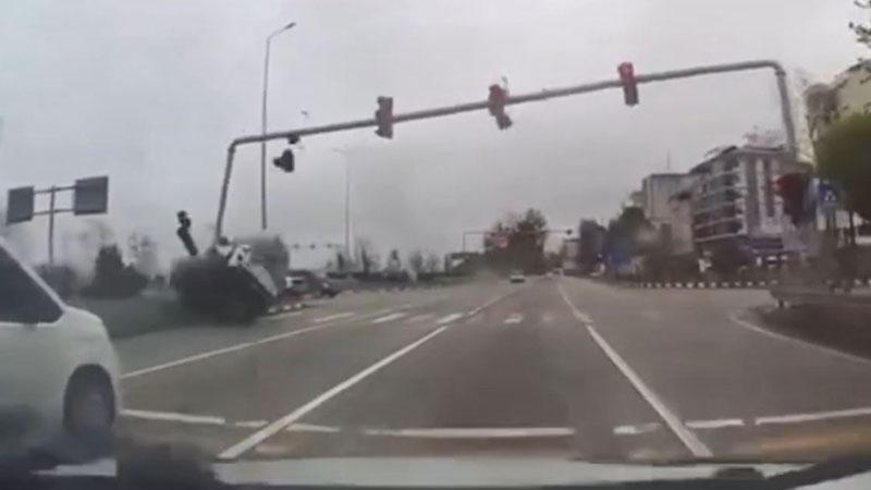 Fatoğlu Kavşağı’nda Feci Kaza: Kamyonet Direğe Çarptı, 4 Yaralı