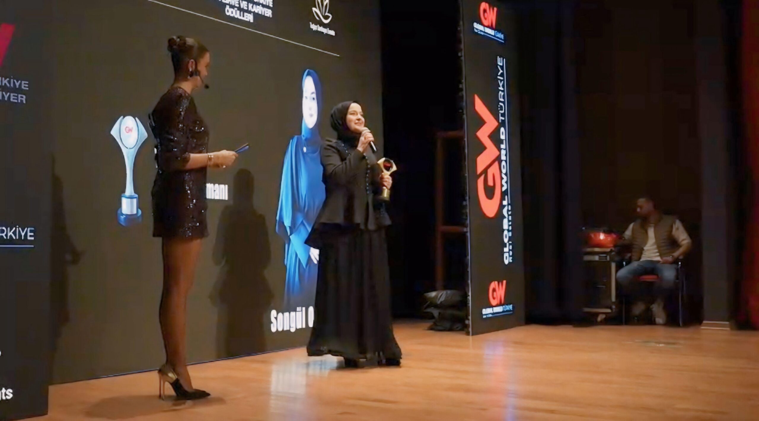 SONGÜL OKTAR’A “YILIN EN İYİ GÜZELLİK UZMANI” ÖDÜLÜ