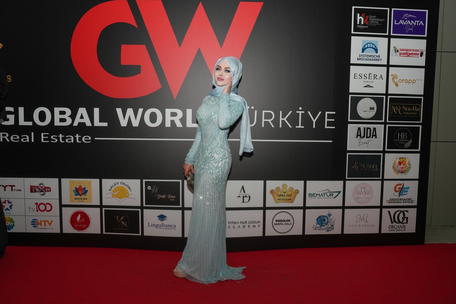 MİRA ÇENGE EDEBİYATTA İLHAM VEREN KADIN YAZAR OLARAK ÖDÜL ALDI