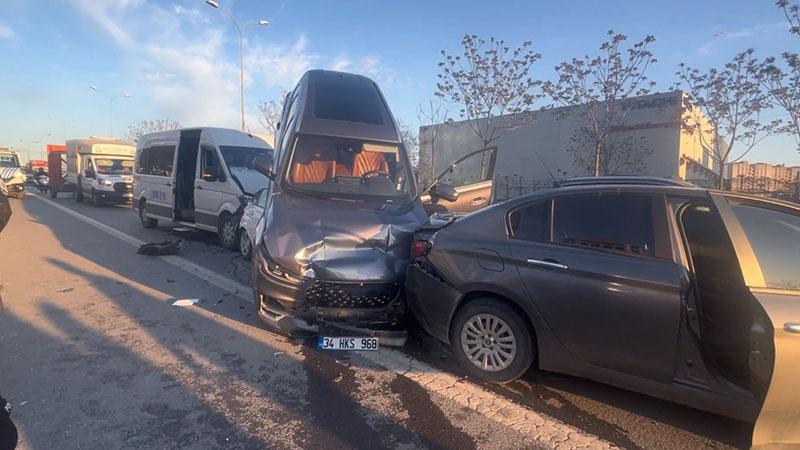 Kartal D-100’de Trafik Kazası: 4 Araç Birbirine Girdi, 5 Yaralı