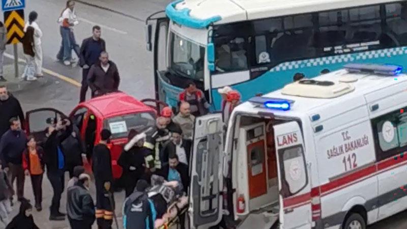KAVŞAKTA ŞİDDETLİ ÇARPIŞMA! OTOMOBİLDE SIKIŞAN YOLCUYU İTFAİYE KURTARDI