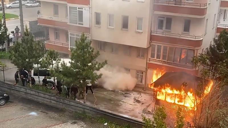 Bahçede Başlayan Yangın Korkuttu: Vatandaşlar Aracı Alevlerden Kurtarmaya Çalıştı