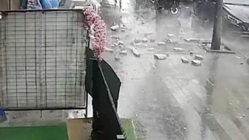 Binanın Dış Cephesinden Kopan Parçalar Sokağa Düştü