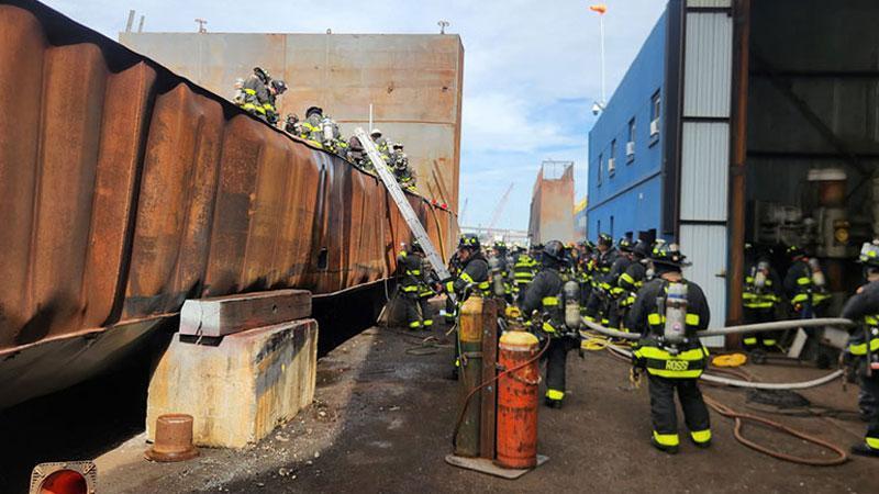 New York’ta Tersanede Yangın ve Patlamalar: 1 Ölü, 36 Yaralı