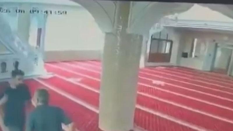 Camide Dehşet! İmamı Süpürge Tartışmasında Yumrukladı, Burnunu Kırdı