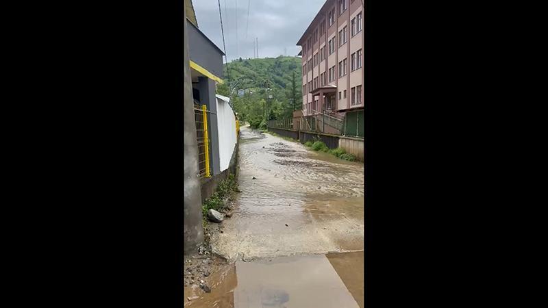 Şiddetli Yağış Hayatı Felç Etti: İlçede Su Baskınları Yaşandı