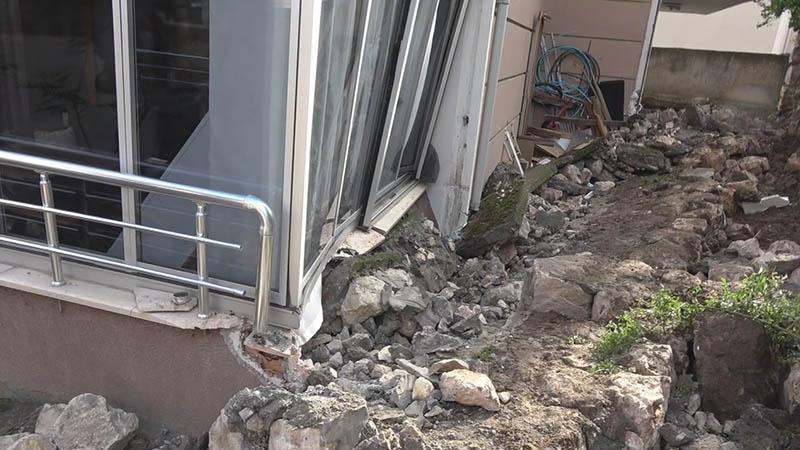 Şiddetli yağış sonrası istinat duvarı çöktü: O anlar kamerada