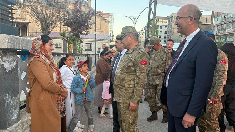 Kara Kuvvetleri Komutanı Orgeneral Metin Tokel Yüksekova’da: Esnaf ve Vatandaşla Bir Araya Geldi