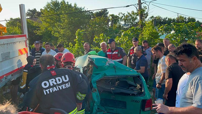 FATSA’DA ZİNCİRLEME KAZA: PARK HALİNDEKİ ARAÇLARA ÇARPAN MİNİBÜS 3 KİŞİYİ YARALADI