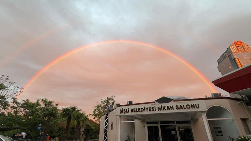 İstanbul Semalarını Gökkuşağı Renklendirdi