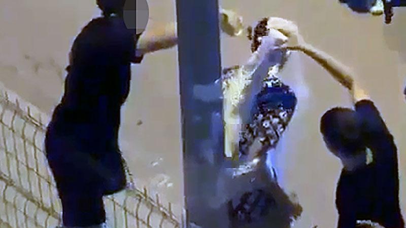 Akran Zorbalığı Kamerada: Genci Direğe Bağlayıp Üzerine Un ve Yağ Döktüler