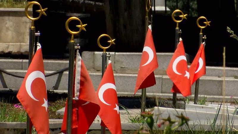 Edirnekapı Şehitliği’nde Babalar Günü: Şehit Ailelerinden Yürek Burkan Ziyaret