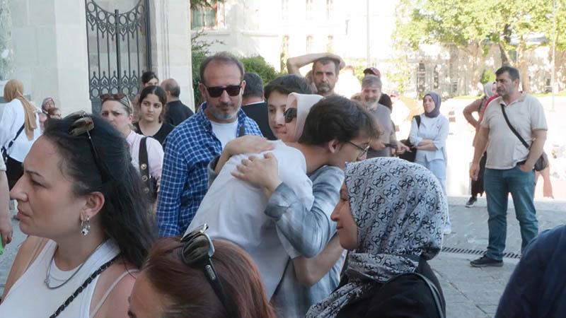 YKS’nin Son Oturumu Tamamlandı: Adaylar ve Ailelerde Büyük Heyecan