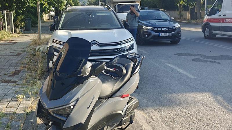 Rahatsızlanan Motosiklet Sürücüsü Park Halindeki Otomobile Çarptı: Ağır Yaralandı