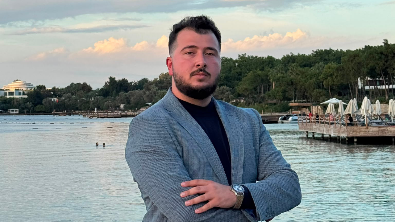 Diş Hekimi Emir Paşaoğulları’ndan Hollywood Smile Uyarısı: “Estetik Kadar Sağlık da Önceliğimiz Olmalı”
