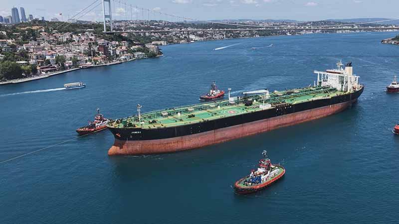 Dron Saldırısına Uğrayan Petrol Gemisi İstanbul Boğazı’ndan Geçti! Trafik 2 Saat Durduruldu