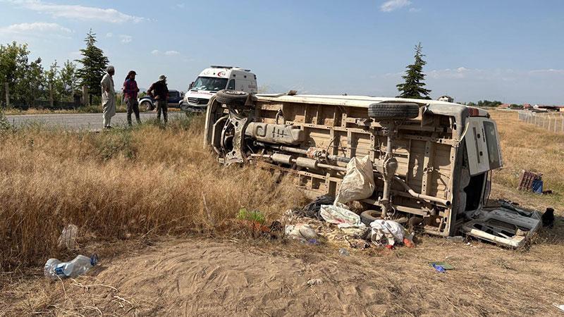 TARIM İŞÇİLERİNİ TAŞIYAN MİNİBÜS DEVRİLDİ: 17 YARALI