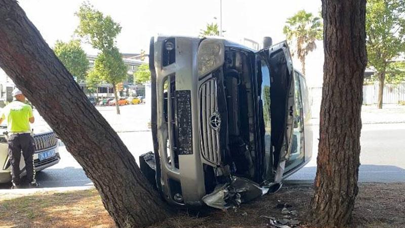 Kontrolden Çıkan Otomobil Ağaçlara Çarpıp Yan Yattı