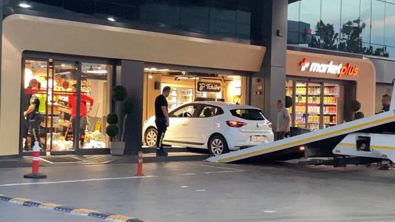 Akaryakıt İstasyonunda Korku Dolu Anlar! Kontrolden Çıkan Otomobil Markete Daldı