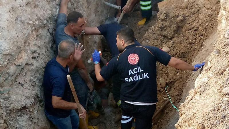 KANALİZASYON KAZISINDA GÖÇÜK: İŞÇİ SAĞ OLARAK KURTARILDI