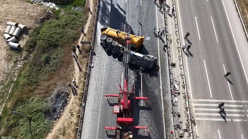 Çekmeköy’de hafriyat kamyonu karşı şeride geçti: Sürücü ağır yaralandı