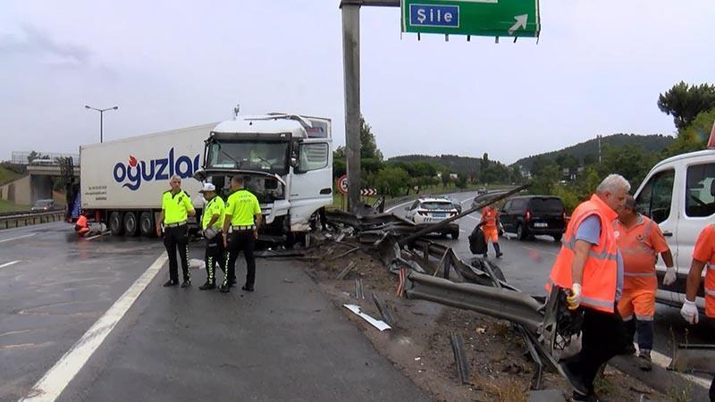 Yağış TEM’de Kazayı Getirdi! TIR Bariyerlere Saplandı, Trafik Kilitlendi