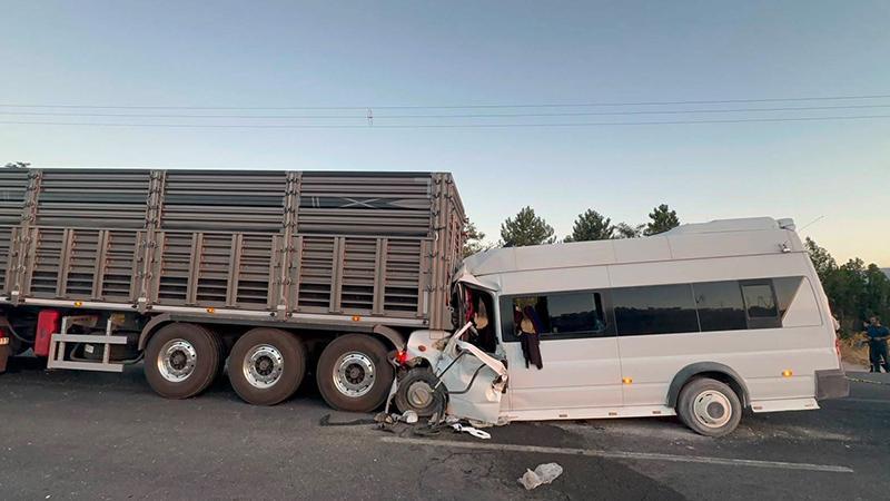 Tarım İşçilerini Taşıyan Minibüs TIR’a Çarptı: 18 Yaralı, 3’ünün Durumu Ağır