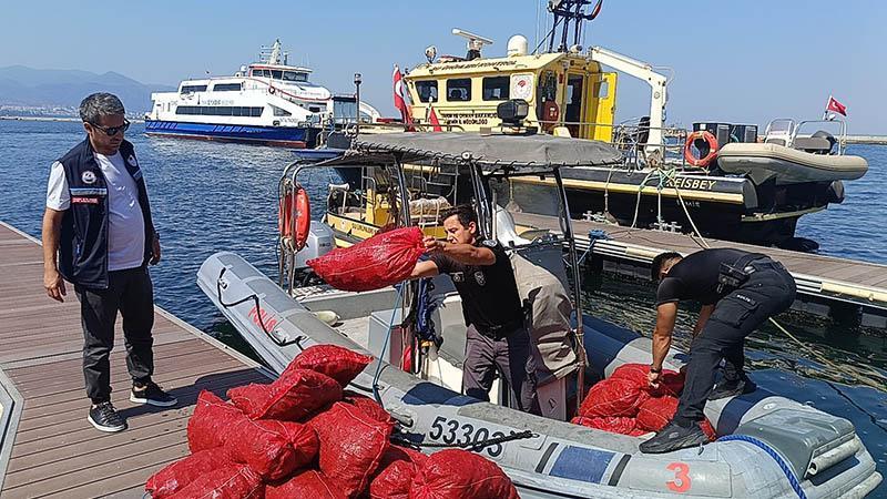 İzmir’de kaçak kara midye avına operasyon: 560 kilo midye ele geçirildi