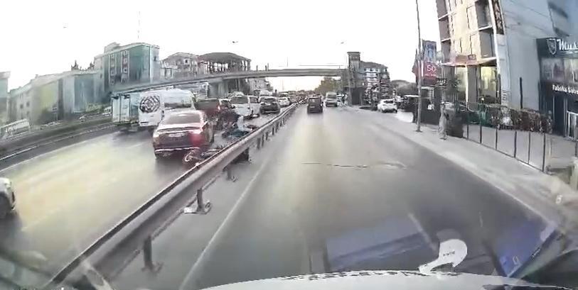 Avcılar’da iki motosiklet çarpıştı: Kaza kamerada