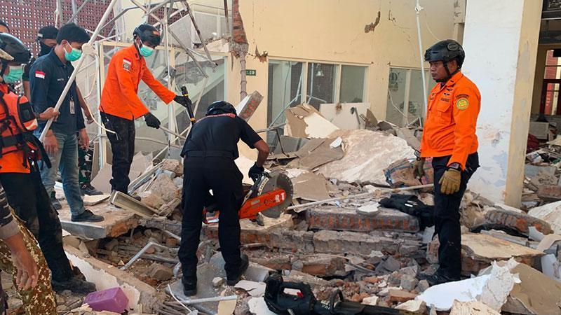 Endonezya’da 7.7 büyüklüğünde deprem: Can kaybı 47’ye yükseldi