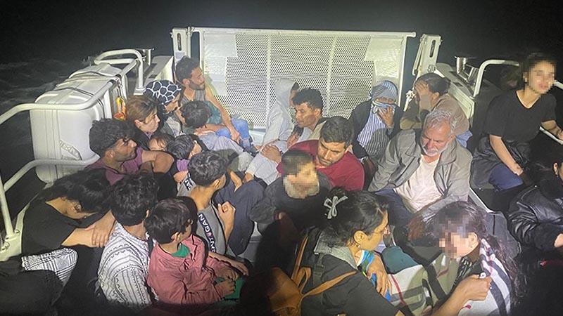 Çanakkale açıklarında 17’si çocuk 37 kaçak göçmen yakalandı