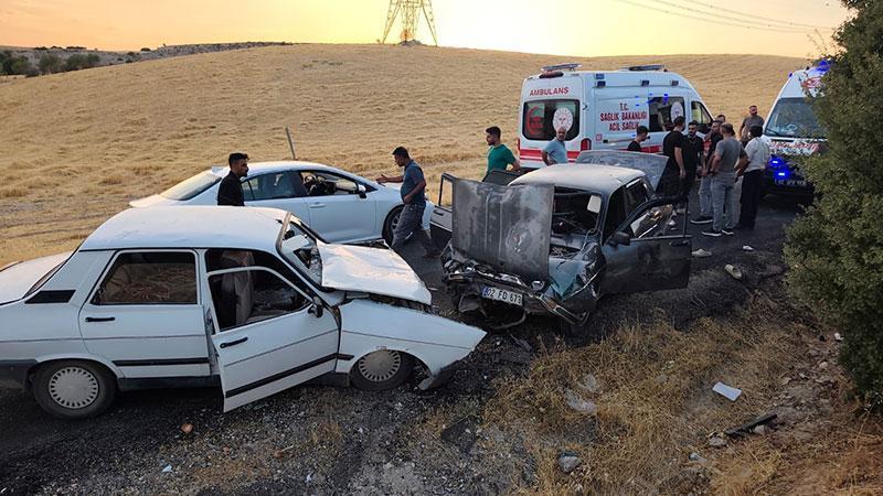 Besni’de iki otomobil kafa kafaya çarpıştı: 8 kişi hastaneye kaldırıldı