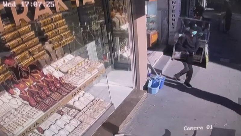 Küçükçekmece’de silahlı saldırı sonrası kovalamaca kamerada