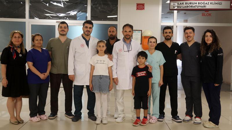 Çocuklukta işitme kaybına ‘biyonik kulak’ desteği: Eylül ve Aybars yaşıtlarını yakaladı