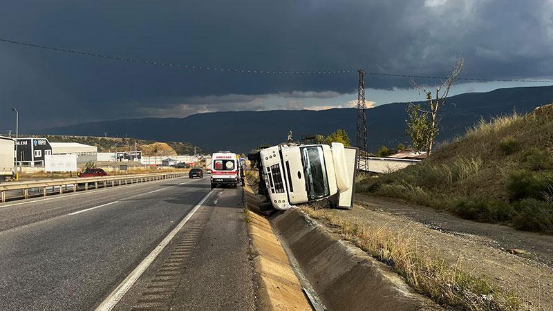Tosya D100’de kamyon yan yattı: 2 yaralı