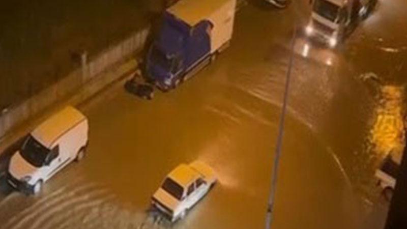 Malatya’da gök gürültülü sağanak: Bazı araçlar yolda kaldı