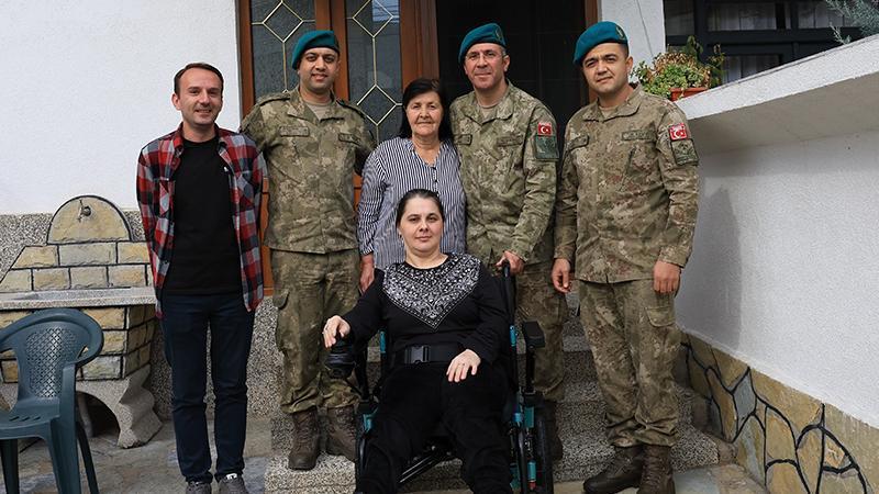 Türk askerinden Kosova’da anlamlı destek: Akülü tekerlekli sandalye teslim edildi