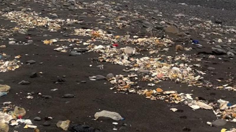 Zonguldak’ta Yağışın Ardından Sahile Çöp Yığınları Vurdu